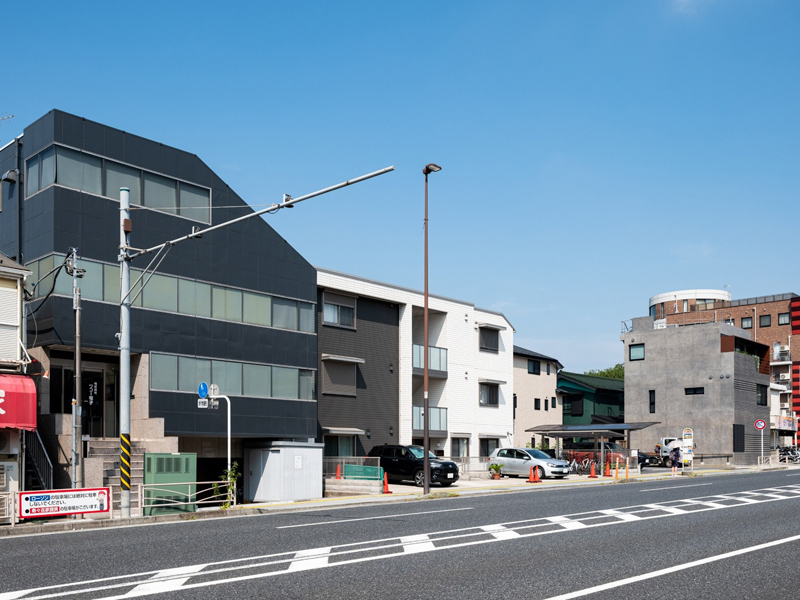 本社(左端)と第2社屋